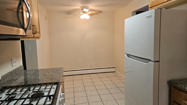 667 Indian Church Rd, Unit APT 3 in West Seneca, NY - Foto de edificio - Building Photo