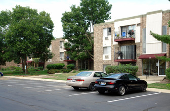 Beacon Cove in Palatine, IL - Building Photo - Building Photo