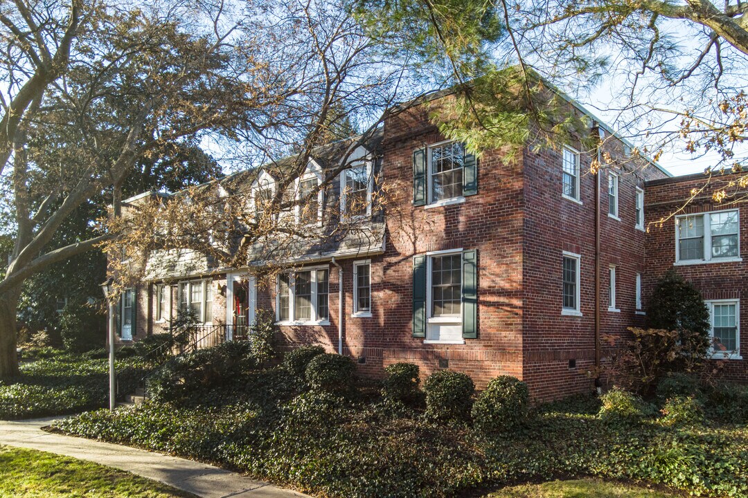 Colonial Village Commons in Arlington, VA - Building Photo