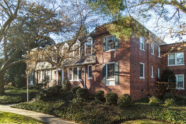 Colonial Village Commons in Arlington, VA - Building Photo - Primary Photo