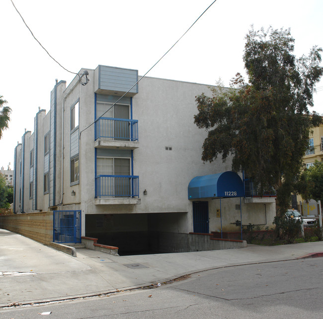 11228 Huston St in North Hollywood, CA - Foto de edificio - Building Photo