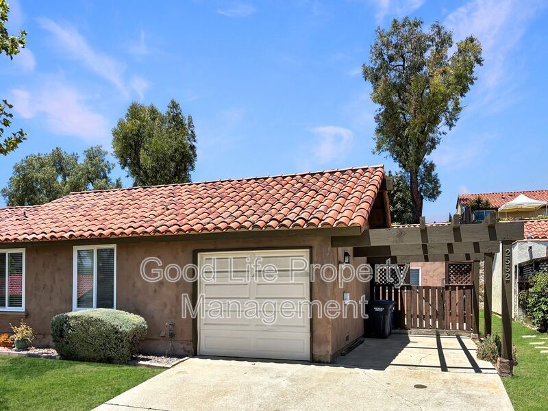 2552 Granada Cir in Spring Valley, CA - Foto de edificio