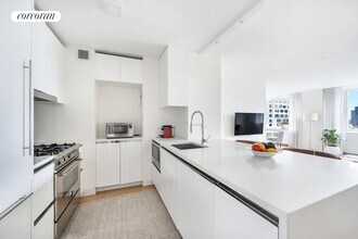 301 W 53rd St in New York, NY - Building Photo - Building Photo