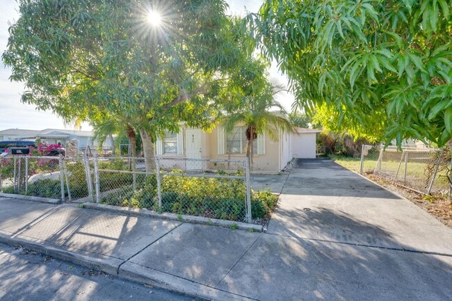 813 Truman St in Lake Worth Beach, FL - Building Photo - Building Photo