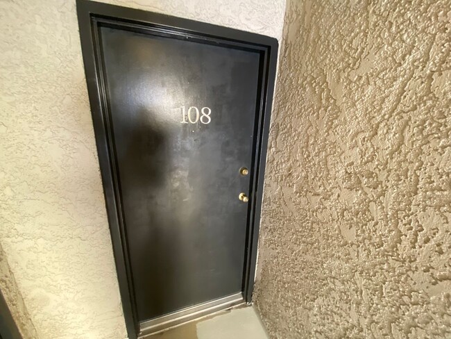 3715 S Canfield Ave, Unit 108 in Los Angeles, CA - Building Photo - Building Photo