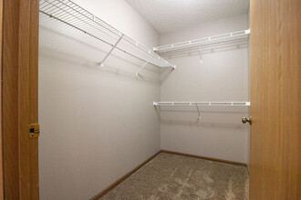 Delaware Crossing Apartments & Townhomes in Ankeny, IA - Foto de edificio - Building Photo