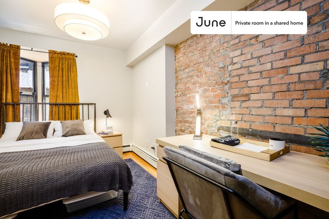 Private bedroom in 3 bed/1 bath Home in New York, NY - Building Photo