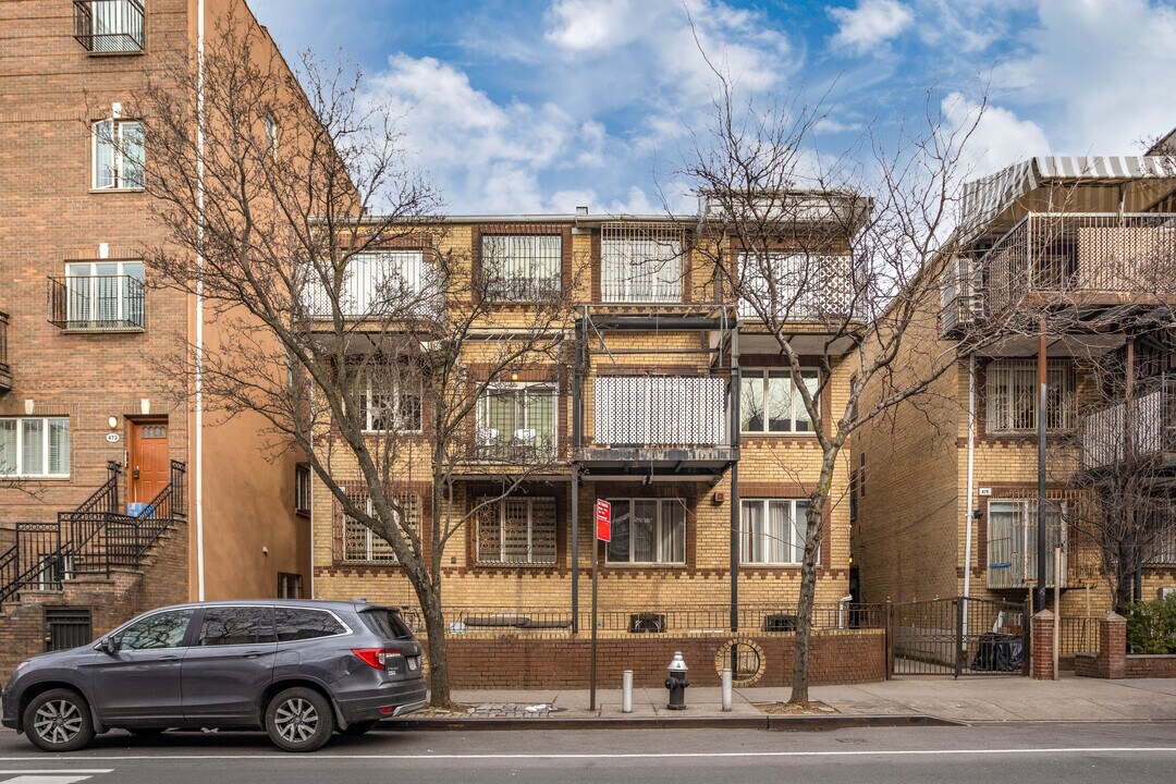 475 Bedford Ave in Brooklyn, NY - Building Photo