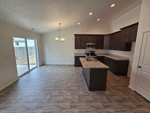 507 N Arc Ct in Spokane Valley, WA - Foto de edificio - Building Photo