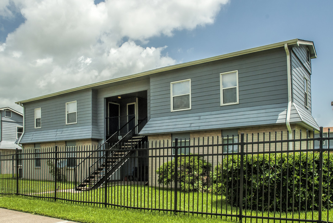 Louis Manor Trust Apartments in Port Arthur, TX - Building Photo