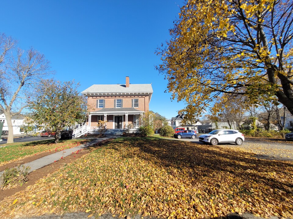 241 State St in Bangor, ME - Foto de edificio