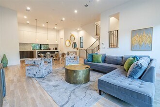 709 Memorial Heights Dr in Houston, TX - Building Photo - Building Photo