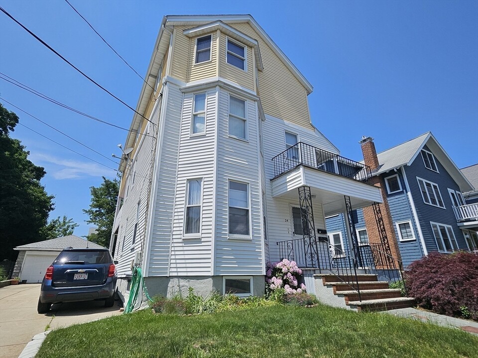 24 Cleveland St, Unit 1 in Arlington, MA - Foto de edificio