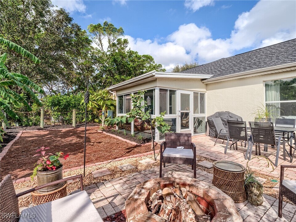 15004 Cloverdale Dr in Ft. Myers, FL - Foto de edificio