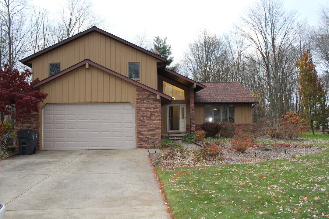 6235 Sunnywood Dr in Solon, OH - Building Photo