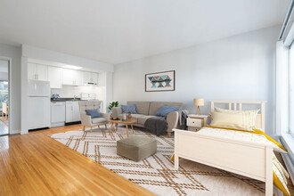 Bellevue Towers in Vancouver, BC - Building Photo - Building Photo