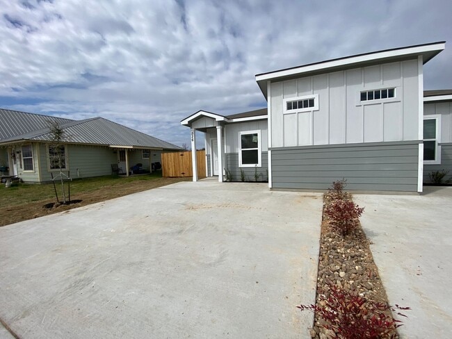 528 E Baxter St in Seguin, TX - Building Photo - Building Photo