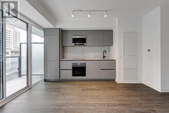 117-117 Broadway Ave in Toronto, ON - Building Photo - Building Photo