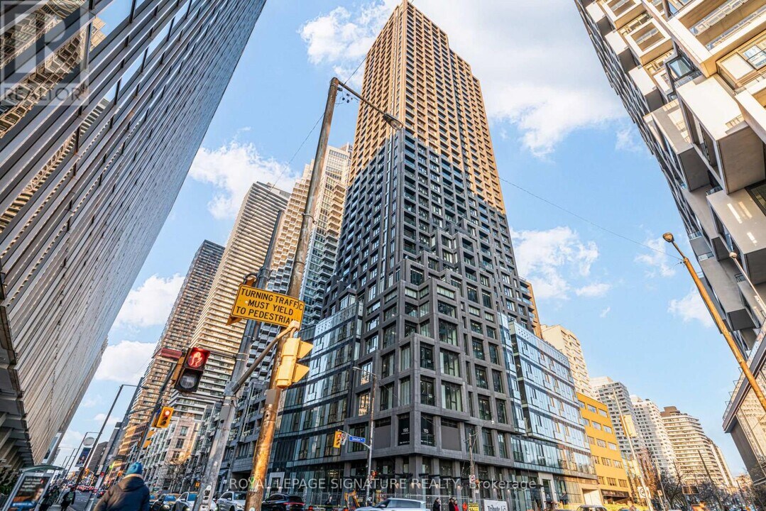 20 Soudan Ave in Toronto, ON - Building Photo