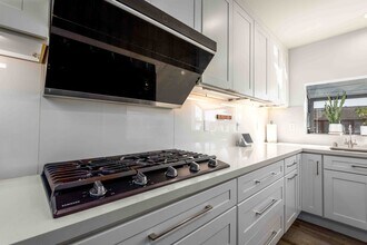 5848 Canterbury Dr in Culver City, CA - Building Photo - Building Photo