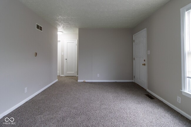6914 N Keystone Ave in Indianapolis, IN - Building Photo - Building Photo