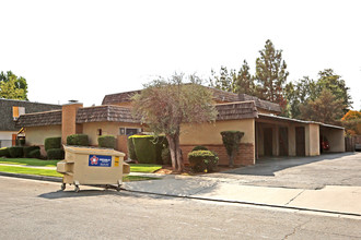 6075 N Poplar Ave in Fresno, CA - Building Photo - Building Photo