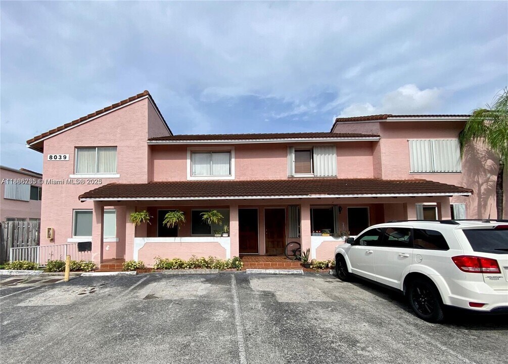 8039 Lake Dr in Doral, FL - Building Photo