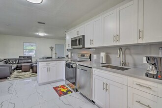 846 NW 111th St in Miami, FL - Building Photo - Building Photo