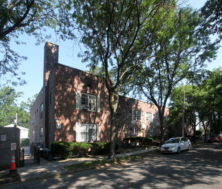 136-16 222nd St in Springfield Gardens, NY - Building Photo