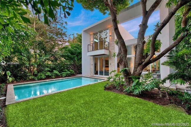 335 W 46th St in Miami Beach, FL - Foto de edificio - Building Photo