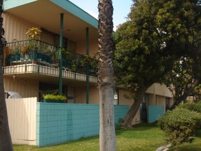 Villa Nova Apartments in North Hollywood, CA - Foto de edificio - Building Photo