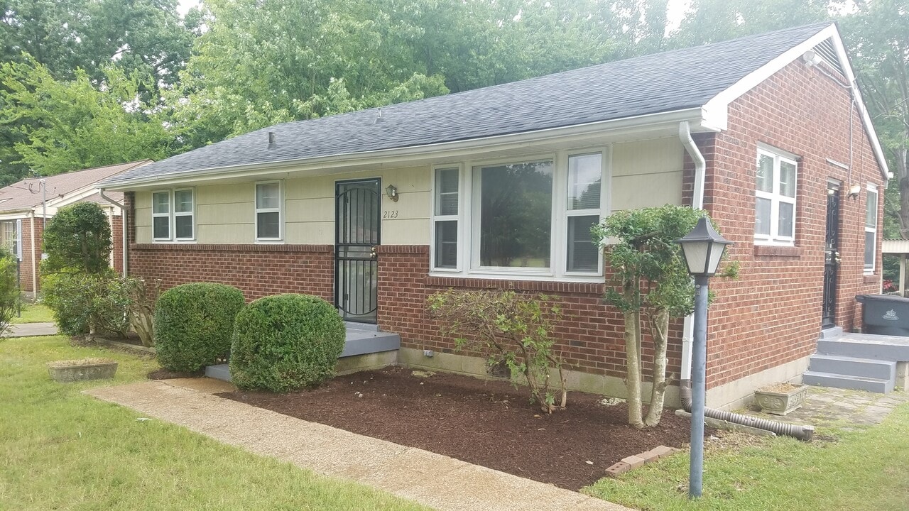 2123 Crystal Dr in Nashville, TN - Foto de edificio