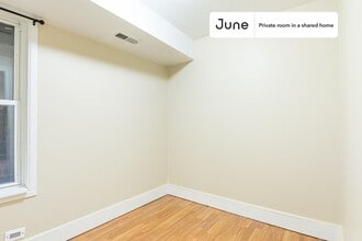 Private bedroom in 3 bed/1 bath Home in Chicago, IL - Building Photo - Building Photo