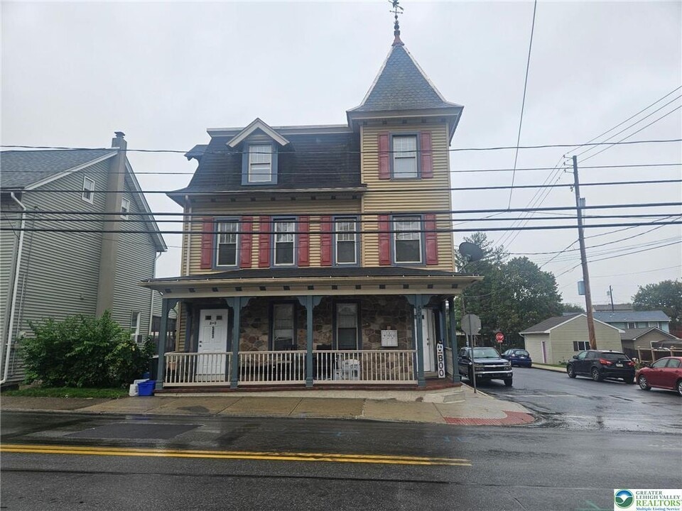 501 Race St in Catasauqua, PA - Building Photo