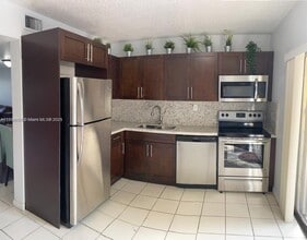 560 NW 82nd Pl in Miami, FL - Building Photo - Building Photo