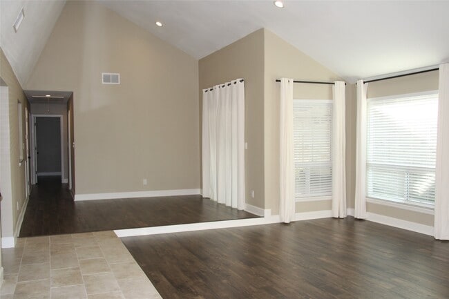 2227 Highland Hills Dr in Sugar Land, TX - Building Photo - Building Photo