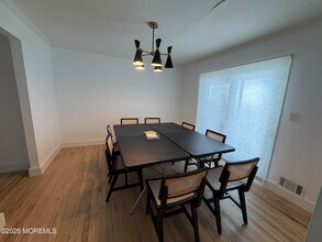 534 Apple Dr in Ocean Township, NJ - Foto de edificio - Building Photo