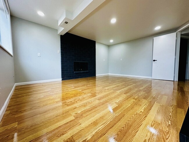 1056 Olympia Ave NE in Renton, WA - Foto de edificio - Building Photo