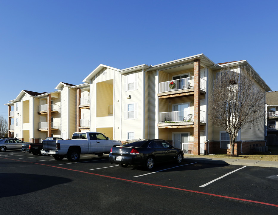 The Carlyle Apartment Homes in Springfield, MO - Building Photo