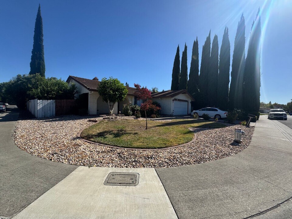 18 Six Rivers Cir in Sacramento, CA - Building Photo