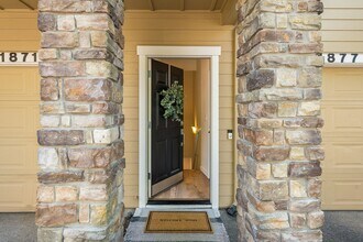 1877 16th Ln NE in Issaquah, WA - Building Photo - Building Photo