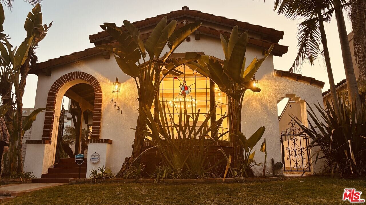 4231 Angeles Vista Blvd in Los Angeles, CA - Building Photo