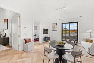 100 E Putnam Ave, Unit 311 in Cos Cob, CT - Foto de edificio - Building Photo