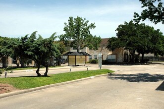 Bellfort Place Townhomes in Houston, TX - Foto de edificio - Building Photo