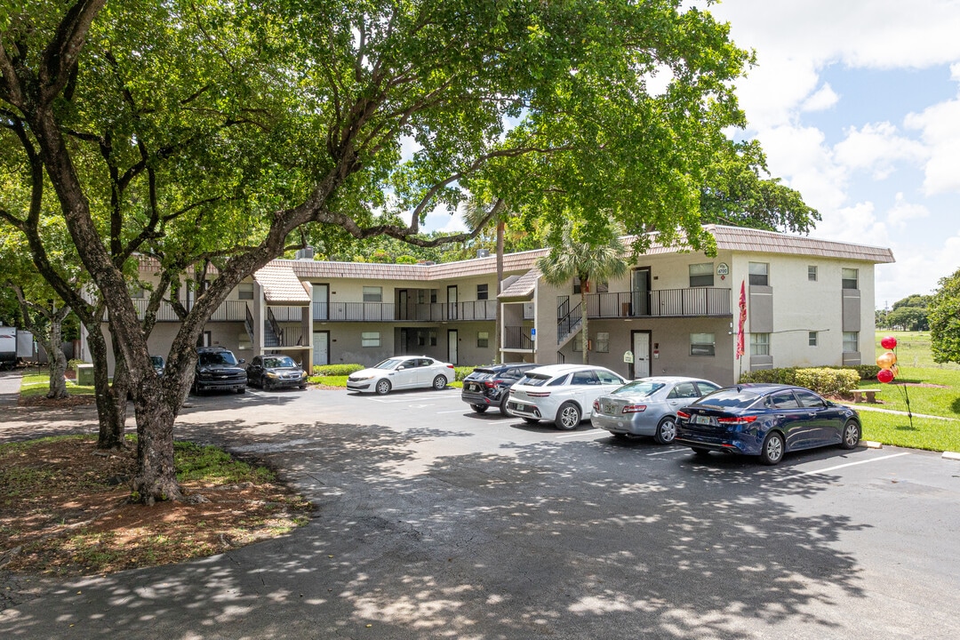 Villanova Apartments in Davie, FL - Building Photo