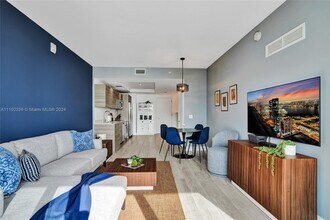 121 NE 34th St in Miami, FL - Building Photo - Building Photo
