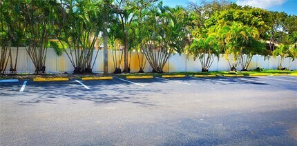 6195 NW 186th St in Hialeah, FL - Building Photo - Building Photo