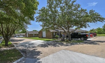1800 Avenue H in Bay City, TX - Building Photo - Building Photo