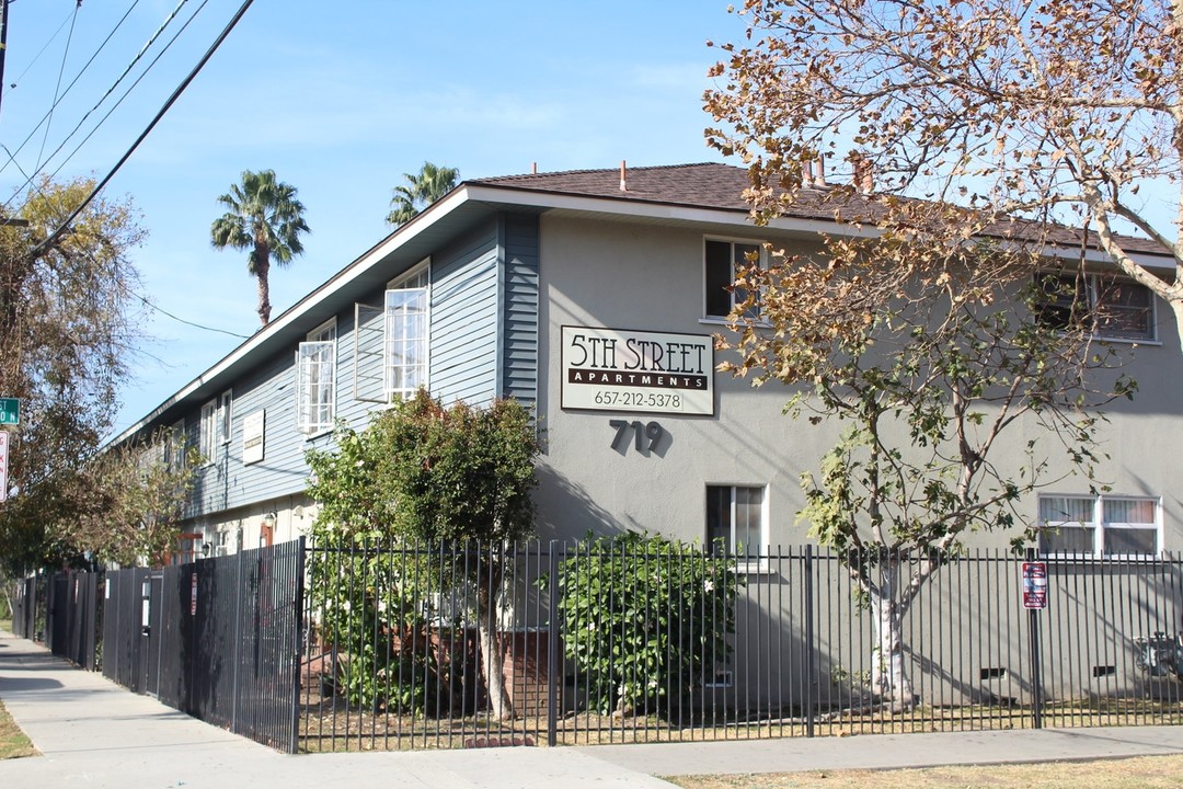 701-719 E 5th St in Santa Ana, CA - Building Photo