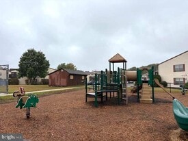 27 Pickwick Pl in Washington Township, NJ - Building Photo